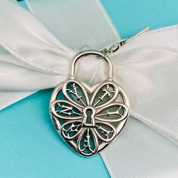 Tiffany & Co. Large logo Filigree Heart charm with Key 925 RARE  retired box - Picture 4 of 7
